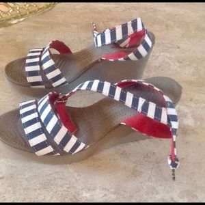 CROCS LEIGH SANDAL WEDGE